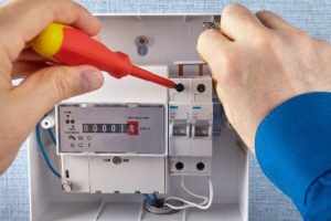 electrician installs electrical panel 300x200 - Замена/установка приборов учета